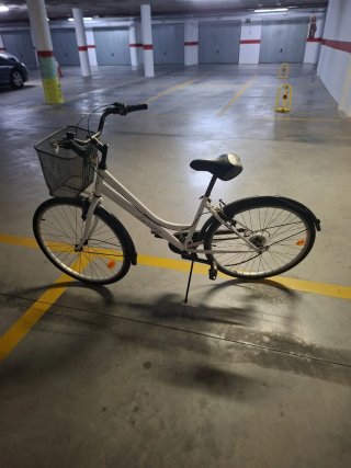 Bicicleta de paseo blanca con cesta