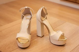 Zapatos de tacón beige y dorado