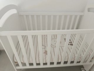 Cuna y cómoda blanca, marca Micuna