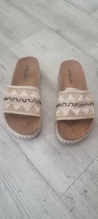 Sandalias Flyfor Beige y Dorado Talla 40