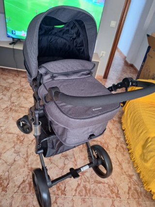 Carrito de bebé gris