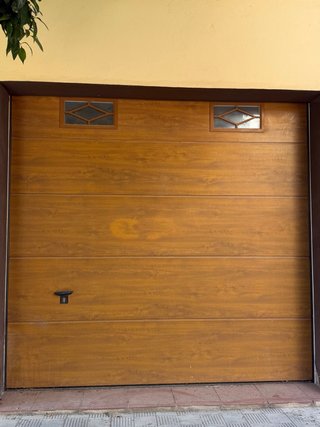 Puerta de garaje automática estilo madera