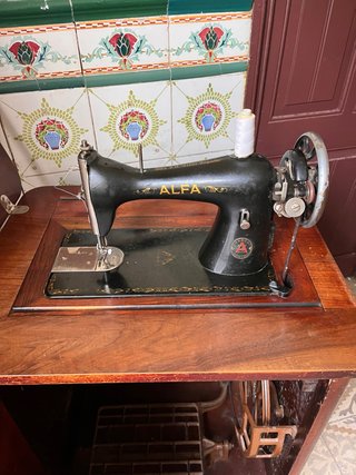 Máquina de coser Alfa con mueble