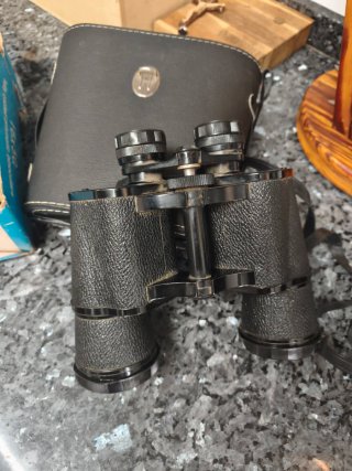 Prismáticos antiguos negros con funda