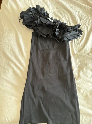Vestido negro con volantes