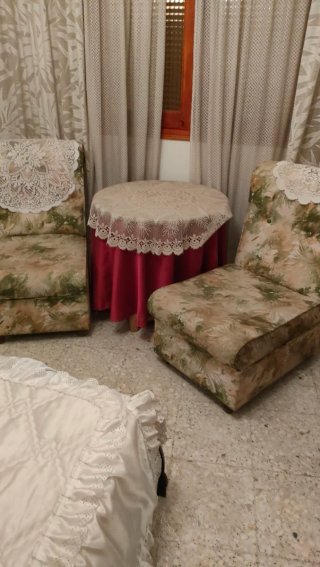 Conjunto de mesa y dos sillones