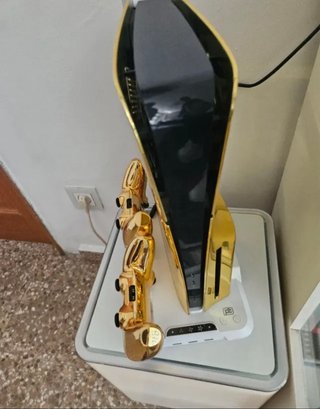 PS5 edición dorada con 2 mandos dorados