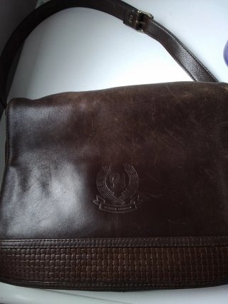 Bolso de piel marrón con logo