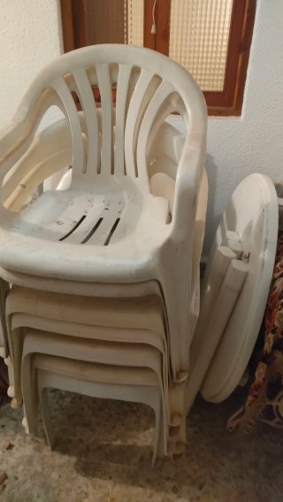 Mesa y sillas de plástico