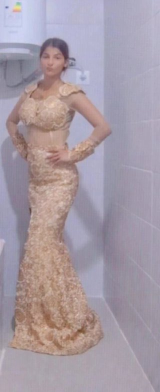 Vestido dorado elegante piedreria buena