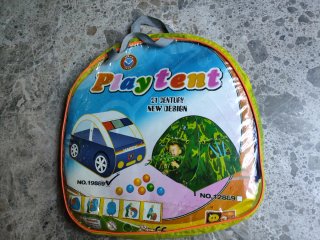 Tienda de campaña con forma de vehículo infantil.