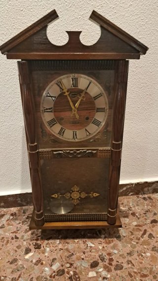 Reloj de pared antiguo de madera