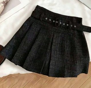Falda elegante con pliegues en línea
