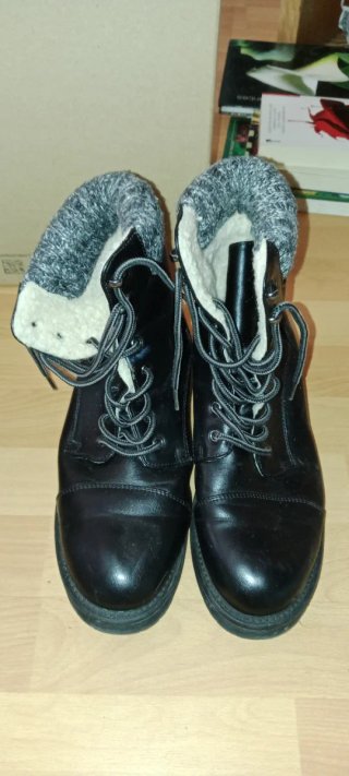 Botas de invierno negras y grises