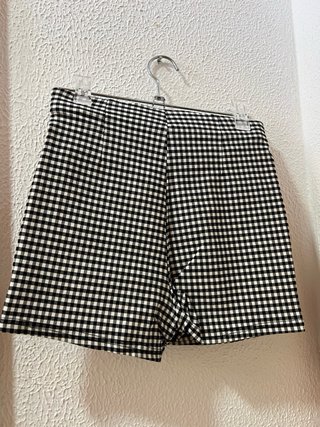 Falda corta cuadros blanco y negro sin marca