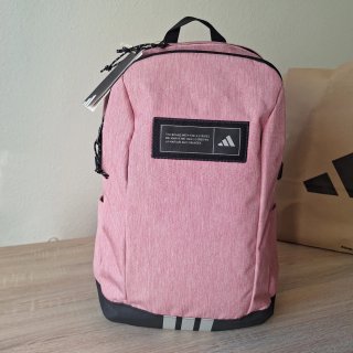 Mochila Adidas rosa con varios compartimentos