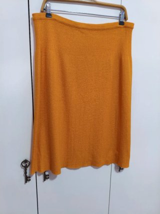 Falda midi de punto naranja