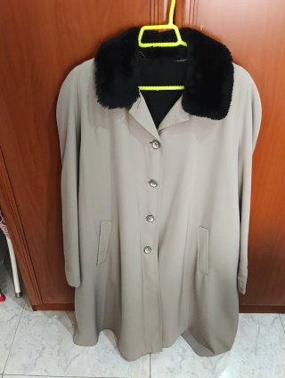 Gabardina beige con cuello negro