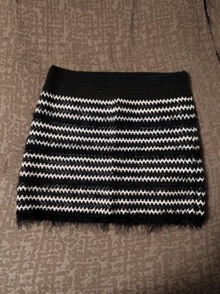 Falda elástica negra y blanca
