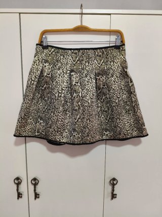 Minifalda negra y dorada