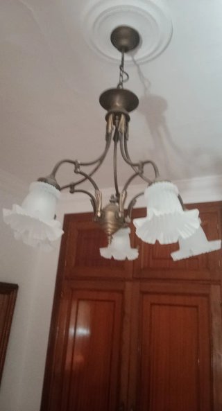 Lámpara de techo dorada y blanca