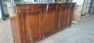 Mueble de madera marrón
