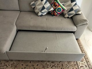 Sofá chaise longue gris con cama y arcón