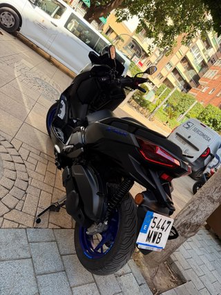 Yamaha XMAX 125 negro mate con muchos agregados