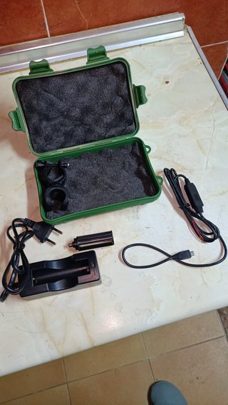 Maletín Accesorios y Cargador Linterna Táctica