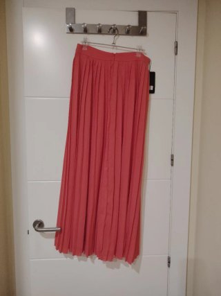 Falda larga plisada coral