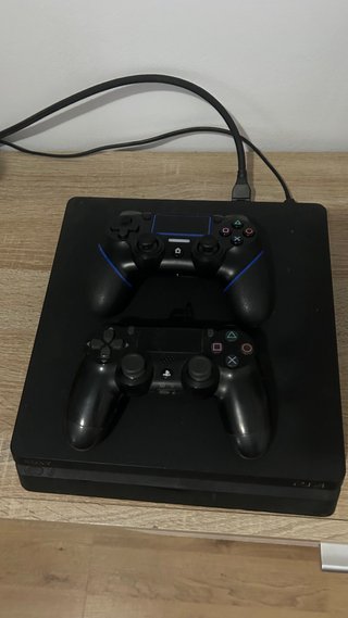 PS4 Slim 1TB Negra + 2 Mandos