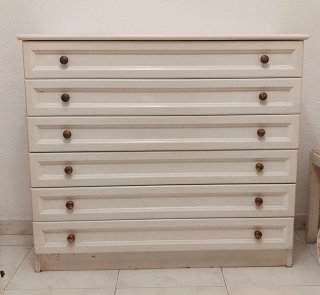 Cómoda blanca de madera