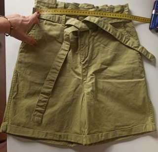 Pantalón corto verde con cinturón