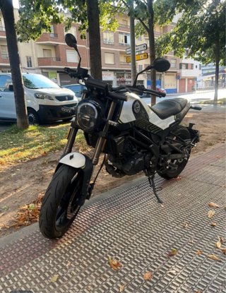 Moto Benelli Naked Blanca y Negra