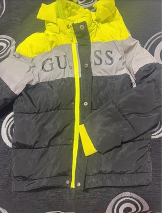 Plumas Guess acolchada