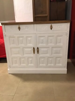 Mueble auxiliar blanco y dorado