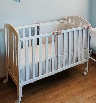 Cuna con opción colecho madera haya blanca.