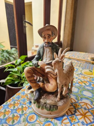 Figura porcelana Capodimonte hombre y cabra