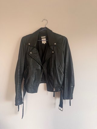 Cazadora de piel negra Zara