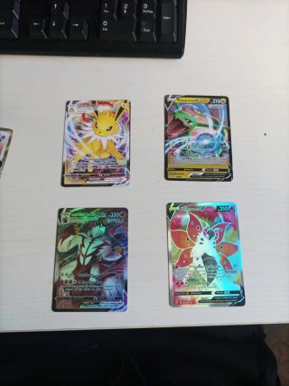 Cartas Pokémon V y VMAX (Jolteon, Rayquaza, Urshif