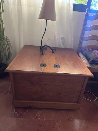 Mesa de centro botellera de madera