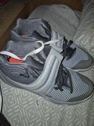 Zapatillas deportivas grises sin usar