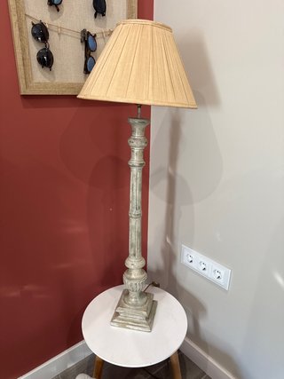 Lámpara de pie alta beige acabado envejecido