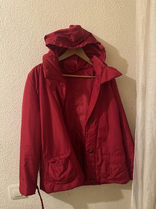 Chaqueta roja con capucha y cinturón mujer