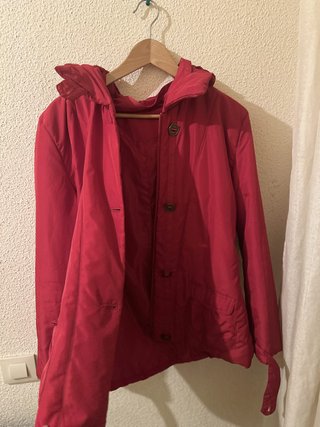 Chaqueta roja con capucha y cinturón mujer
