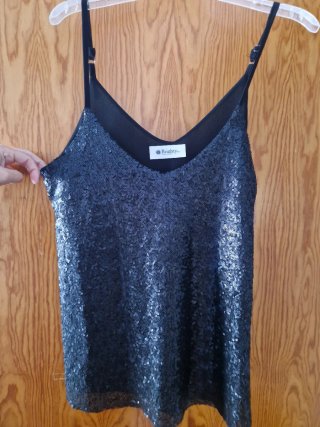 Top de tirantes con lentejuelas negro
