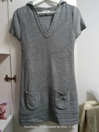 Vestido de punto gris con capucha
