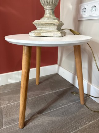 Mesa auxiliar redonda blanca y madera