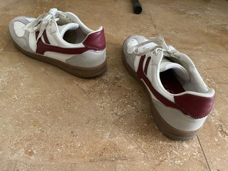 Zapatillas deportivas blancas y rojas