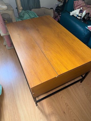 Mesa elevable de madera y metal